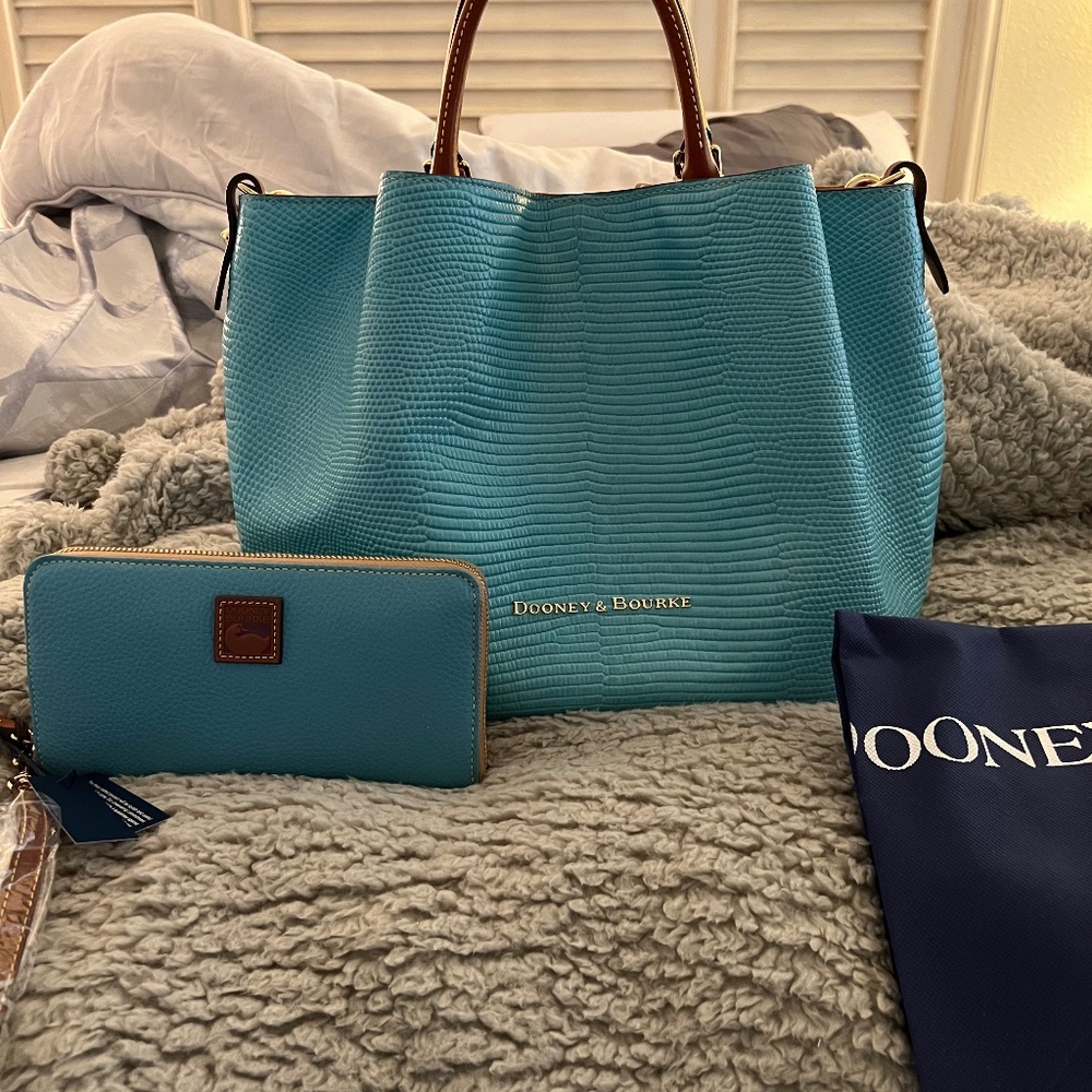 Dooney and Bourke large Barlow Satchel/wallet